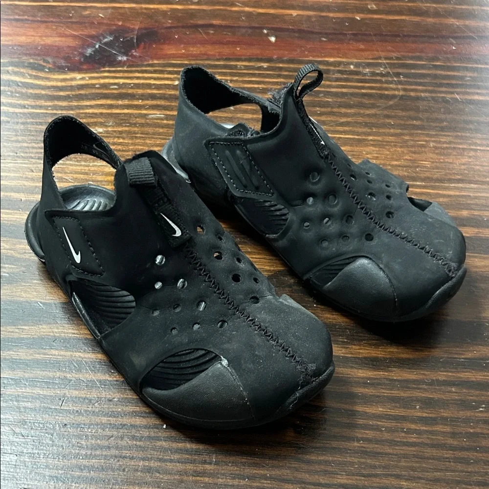 Nike Sunray Protect 2 Sandal, Kids Black Slip-On Water Shoes perfect for summer!